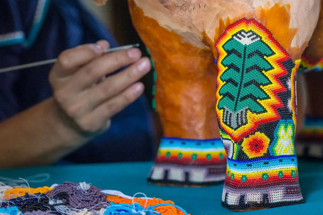 Cómo se hace una pieza huichol: el proceso paso a paso